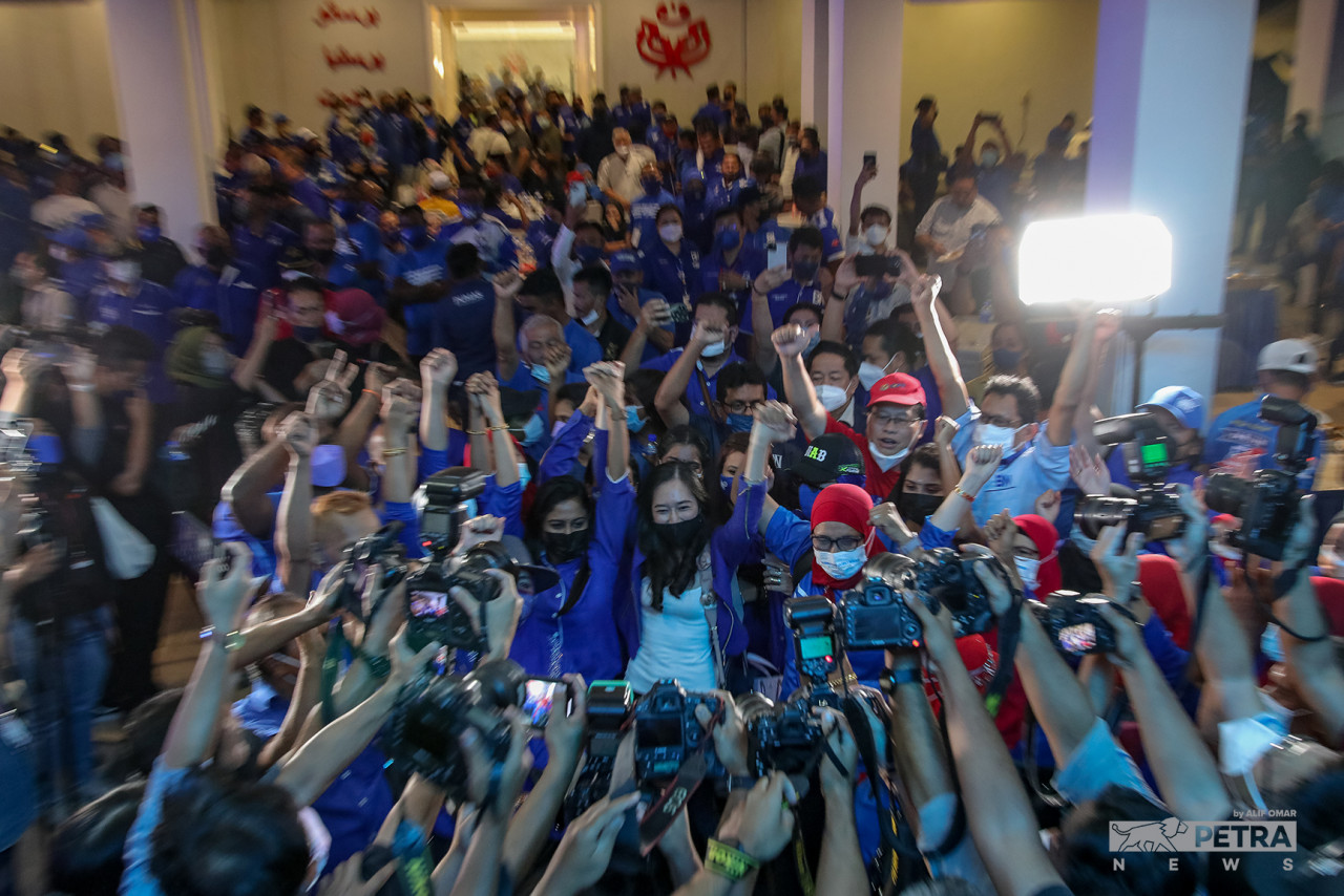 The Election Commission confirms BN’s wins in the Gambir, Benut, Bukit Naning, Johor Lama, Yong Peng, Paloh, Kahang, Sri Medan, Tenang, Bukit Permai, Bekok and Kukup seats. – ALIF OMAR/The Vibes pic, March 12, 2022