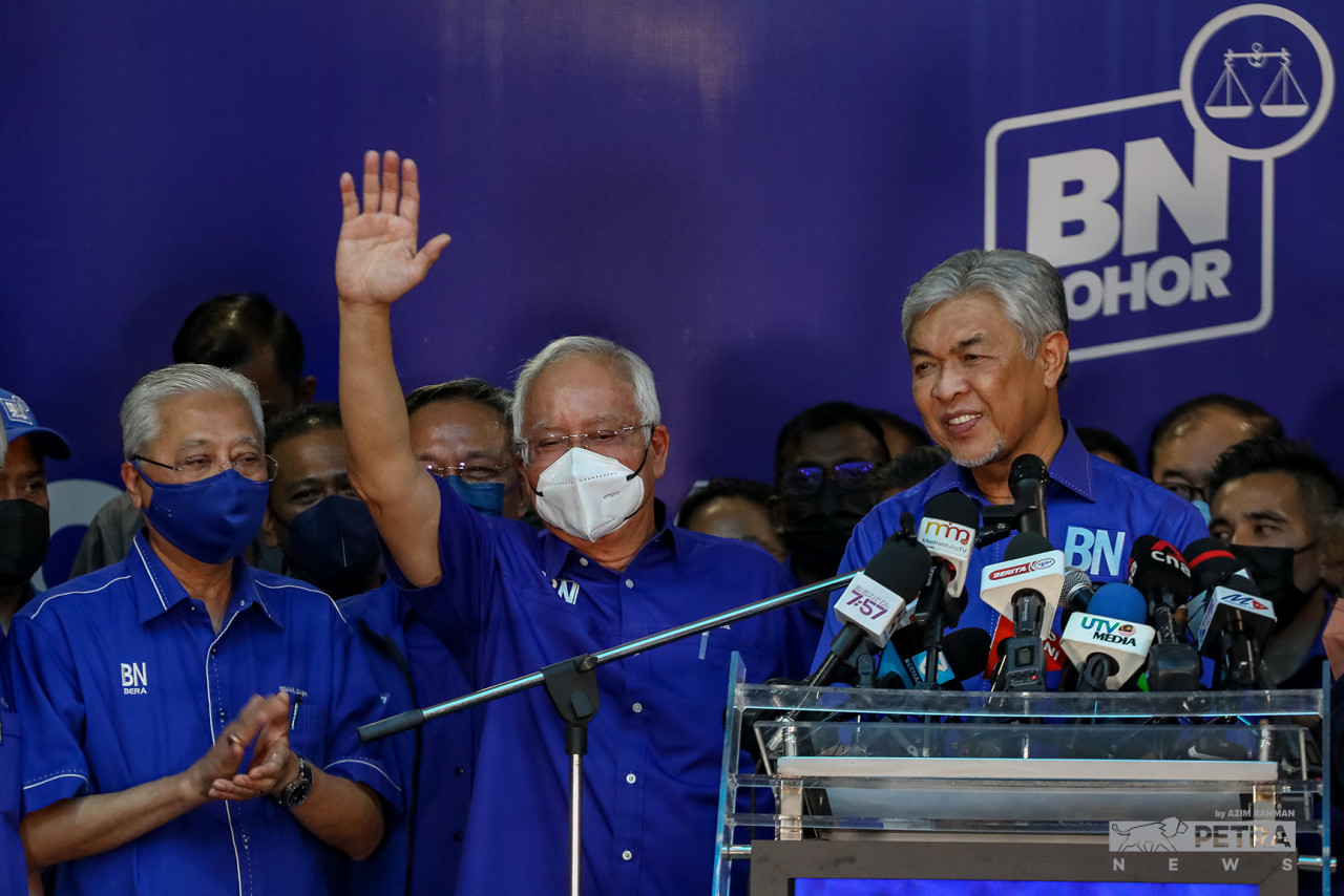 Azmi Hassan says Barisan Nasional’s victory was not leveraged from the popularity of former prime minister Datuk Seri Najib Razak (centre) and his ‘bossku’ personality, but rather Pakatan Harapan’s own failings and weaknesses in facing multi-cornered fights. – AZIM RAHMAN/The Vibes pic, March 13, 2022