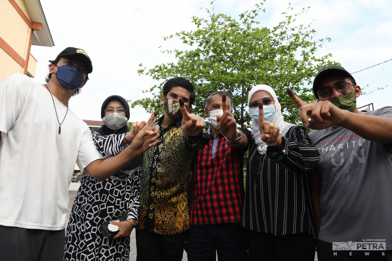 Muar MP Syed Saddiq Syed Abdul Rahman (third from left) poses for a picture after casting his vote. – AZIM RAHMAN/The Vibes pic, March 12, 2022