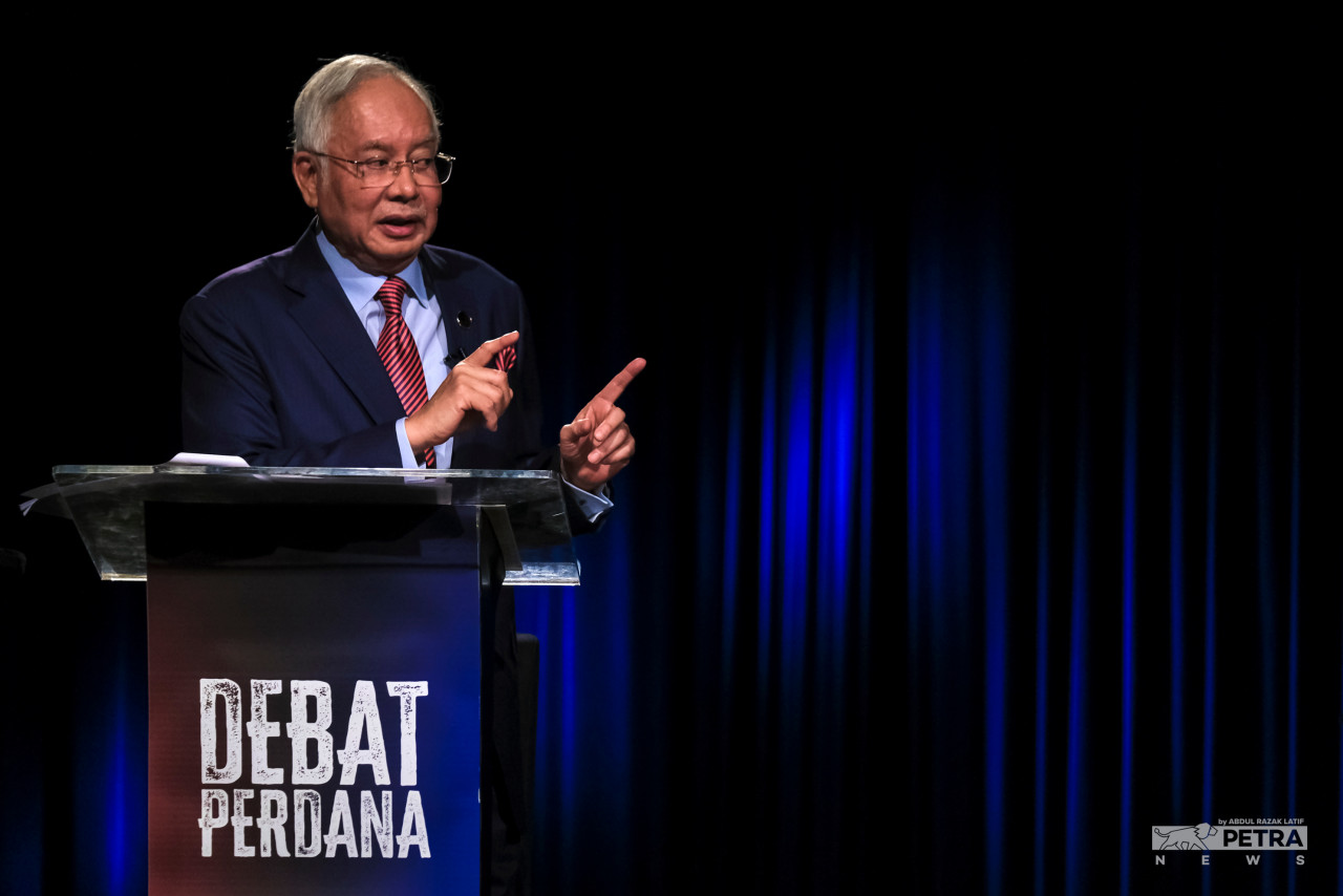Lawyer and Johorean Navin, 28, says it was Datuk Seri Najib Razak who offered more solutions on improving the economy than Datuk Seri Anwar Ibrahim. – ABDUL RAZAK LATIF/The Vibes pic, May 13, 2022