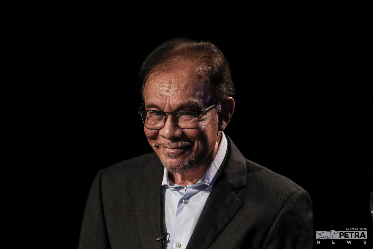 Bersatu’s Badrul Hisham Shaharin cautions that news of Datuk Seri Mohamed Azmin Ali’s return to PKR was merely Datuk Seri Anwar Ibrahim’s (pic) Machiavellian plot to drive a wedge between Azmin and Bersatu. – The Vibes file pic, June 19, 2022