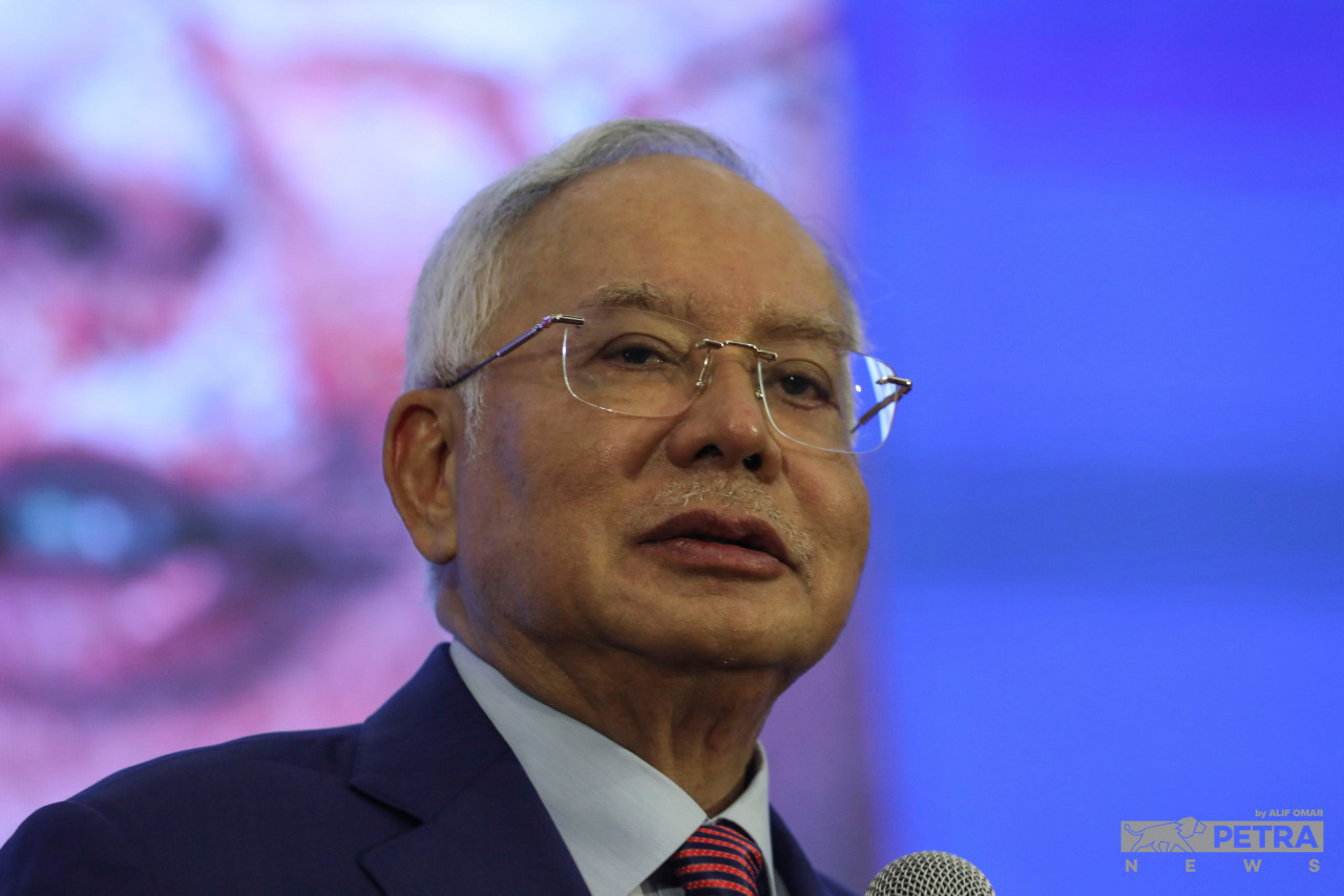 The undermining of constitutional provisions by the Communications and Multimedia Act 1998 was made clear at the height of the 1MDB scandal, when newspaper publications faced suspension and online publications’ websites were blocked over stories covering the corruption charges brought against former prime minister Datuk Seri Najib Razak. – ALIF OMAR/The Vibes file pic, August 28, 2023