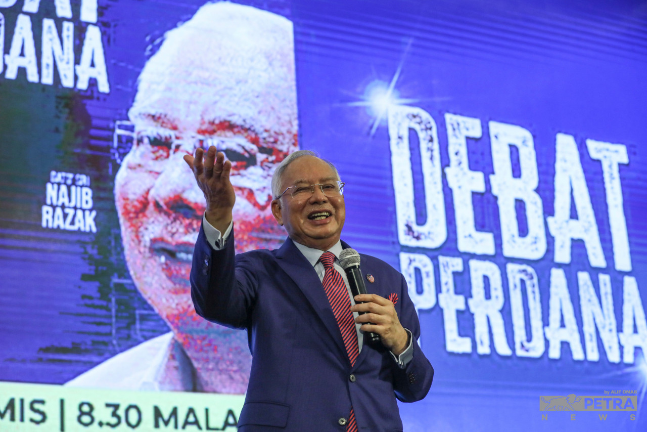 For the most part of the 90-minute debate, Datuk Seri Anwar Ibrahim highlighted root causes and the need for transparency and more accountability while Datuk Seri Najib Razak attempted to table solutions to the country’s economic woes. – ALIF OMAR/The Vibes pic, May 13, 2022