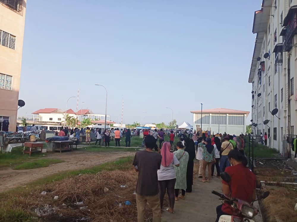 The situation in Taman Harmoni was under control at about 10am, when the crowd formed a long queue that went all the way to the residential blocks. – Screen grab, August 12, 2021