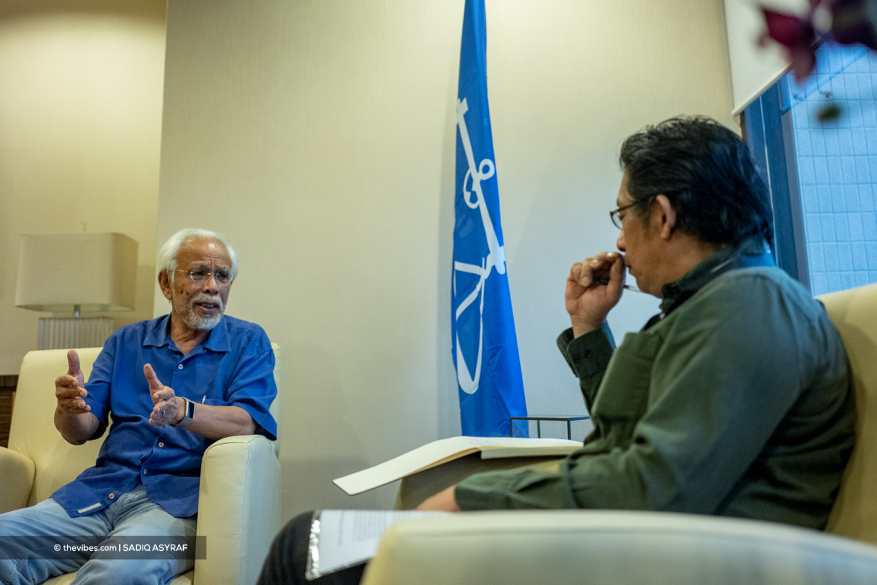 Tan Sri Shahrir Abdul Samad (left) believes that his role in Umno is to get as many people as possible to acknowledge the changing situation. – SADIQ ASYRAF/The Vibes pic, August 16, 2021