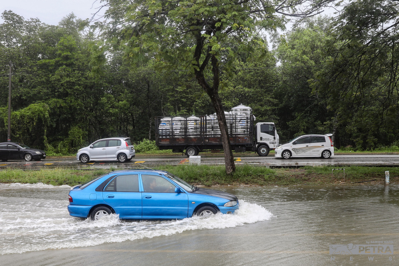 Some areas in Glenmarie Cove, including the main road to the gated community, Persiaran Damar, are flooded with water levels being near knee-deep. – SAIRIEN NAFIS/The Vibes pic, October 22, 2022