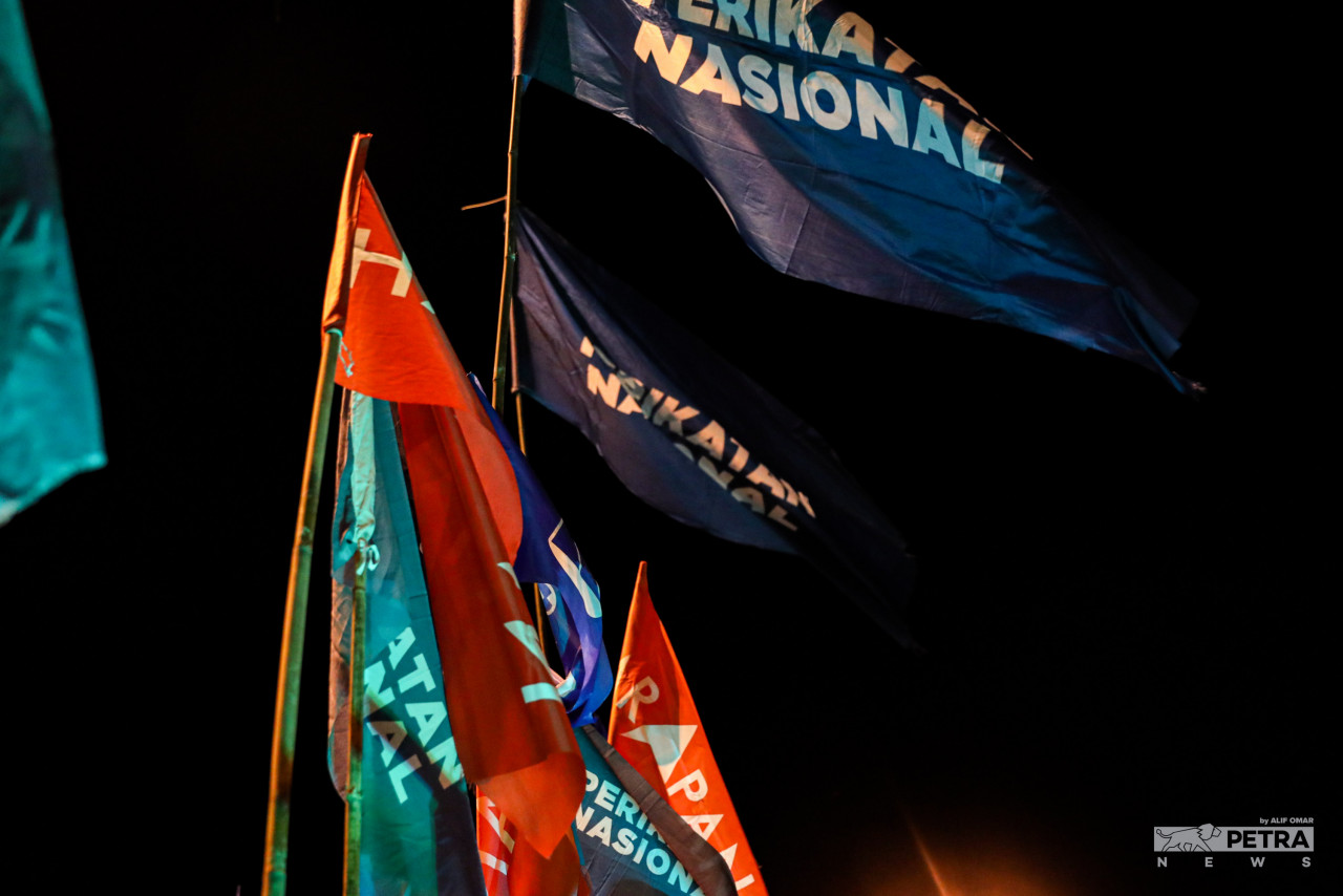 In a weak majority/minority government, a strong minority or even majority of MPs stays as the opposition, but the government with a weak majority or minority of seats is preserved through a confidence-and-supply agreement with some opposition blocs. – ALIF OMAR/The Vibes pic, November 24, 2022