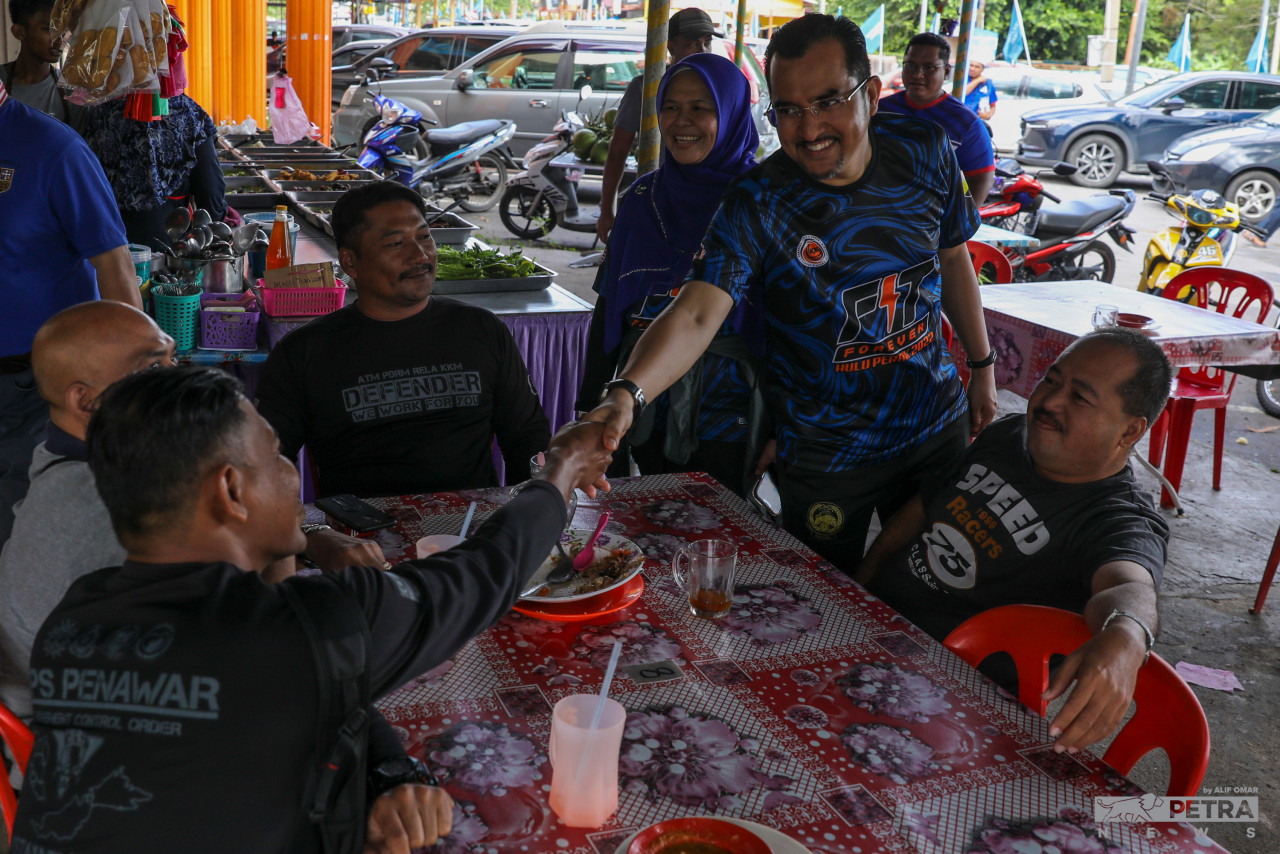 Barisan Nasional candidate Datuk Asyraf Wajdi Dusuki meets with Gerik constituents while campaigning for the 15th general election. – ALIF OMAR/The Vibes pic, November 12, 2022