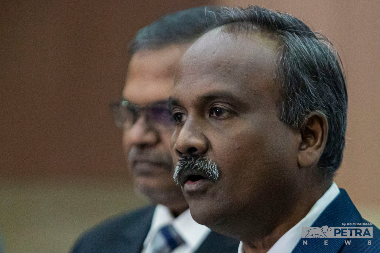 M. Kulasegaran says that while the present human resources minister V. Sivakumar (pic), who is DAP’s representative in the cabinet, has not faced any charges or accusations of wrongdoing, the fact that five of his officers were picked up by graft busters within three months of the new Madani government’s formation is embarrassing for the party. – AZIM RAHMAN/The Vibes file pic, May 29, 2023