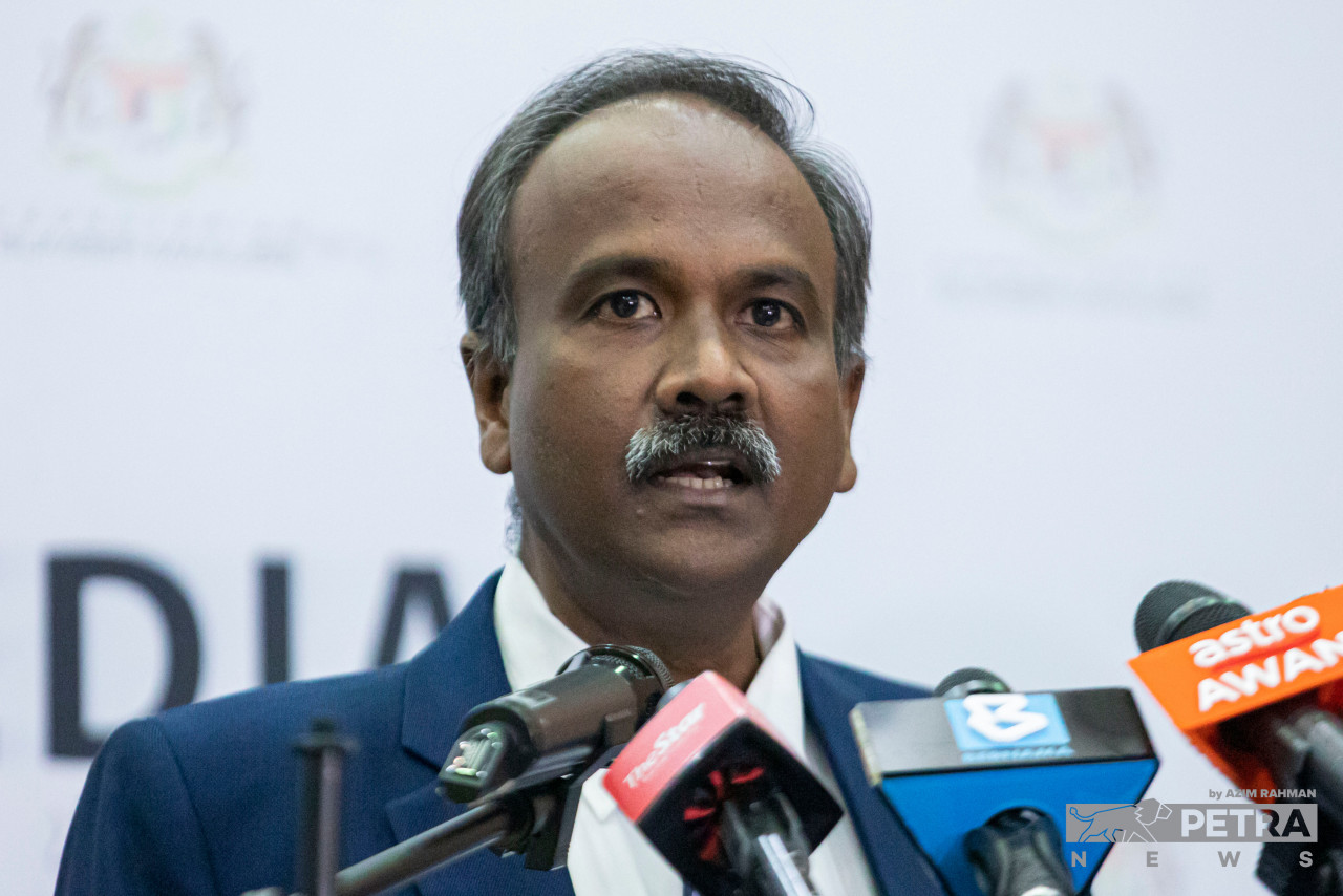 Following alleged misappropriation in the contract procurement process valued between RM53 million and RM159.47 million a year, M. Kulasegaran says fellow party member V. Sivakumar (pic) had the discretion to remove key officials in HRD Corp. – AZIM RAHMAN/The Vibes file pic, May 30, 2023