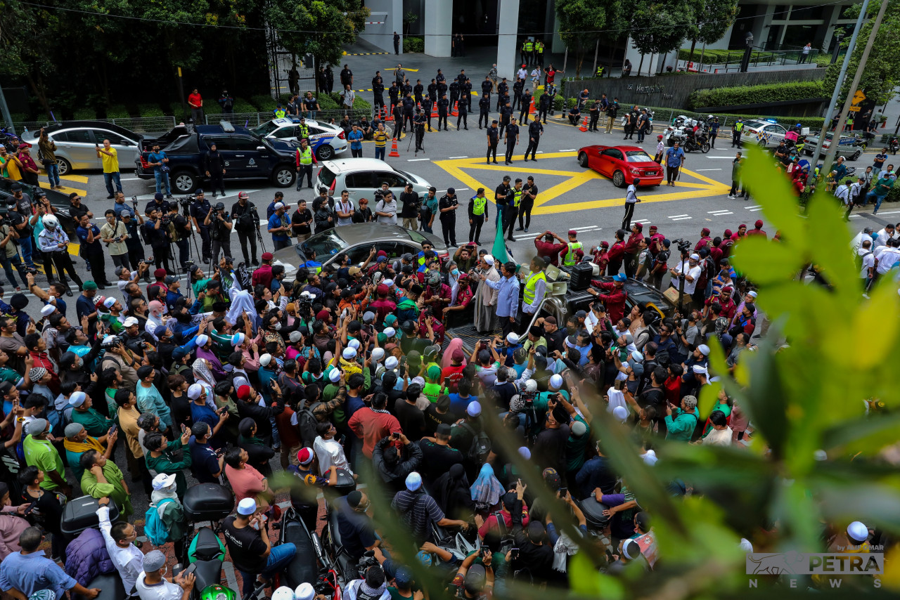 The heavy police presence seen outside the Swedish embassy on Friday. The authorities say that the protest violated the Peaceful Assembly Act 2012. – ALIF OMAR/The Vibes pic, January 29, 2023
