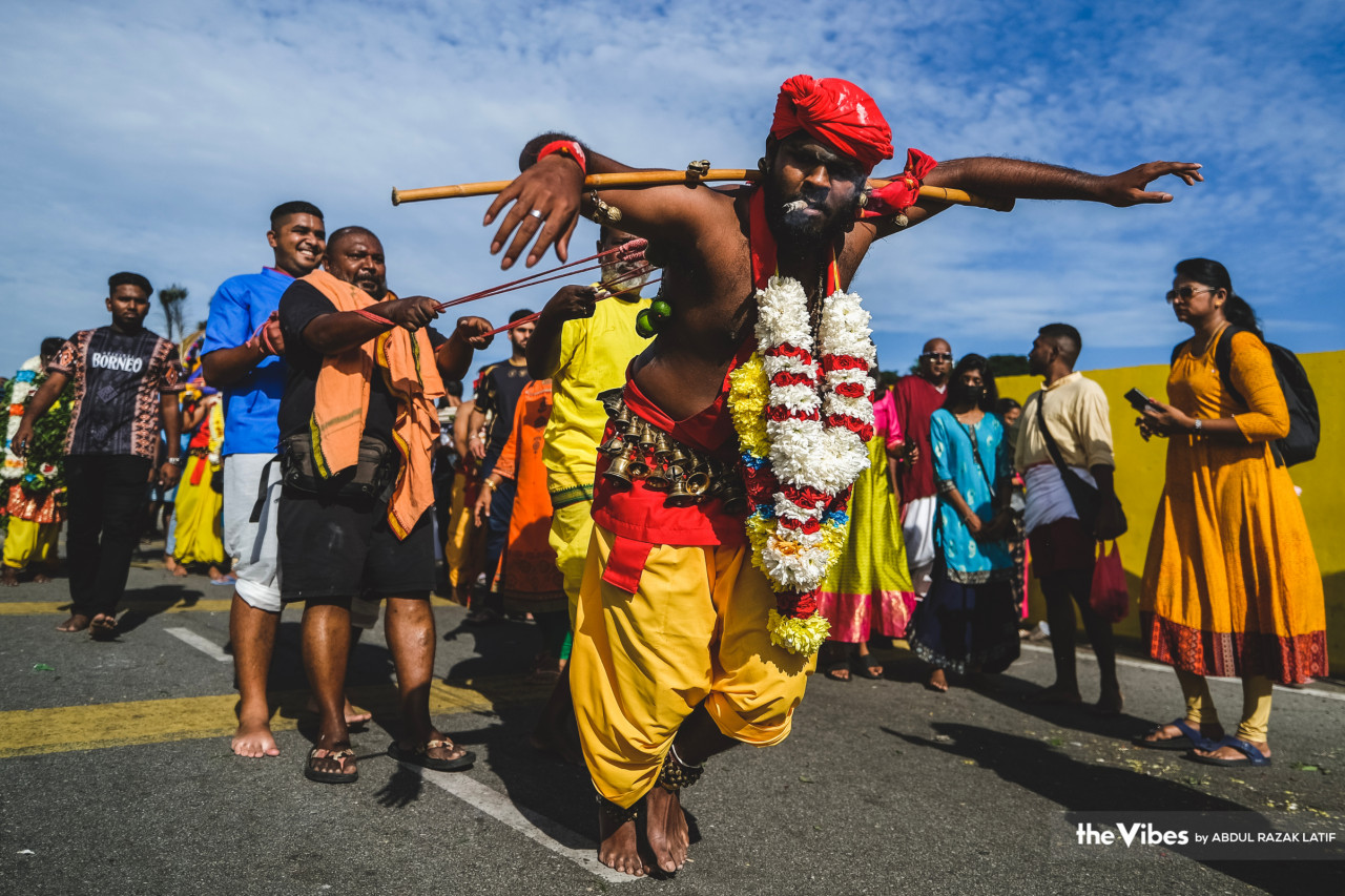 With all his strength, a devotee walks towards Batu Caves with piercings on his back as a sign of devotion to Lord Murugan. – ABDUL RAZAK LATIF/The Vibes pic, February 6, 2023