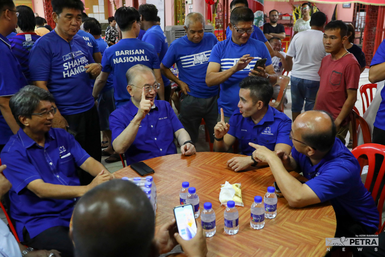 MCA president Datuk Seri Wee Ka Siong is defending the Ayer Hitam parliamentary seat in Johor but came to Melaka to endorse Shahril Hamdan as Barisan Nasional’s candidate for the Alor Gajah parliamentary seat to the Chinese community at a temple in Machap Baru. – AZIM RAHMAN/The Vibes pic, November 13, 2022
