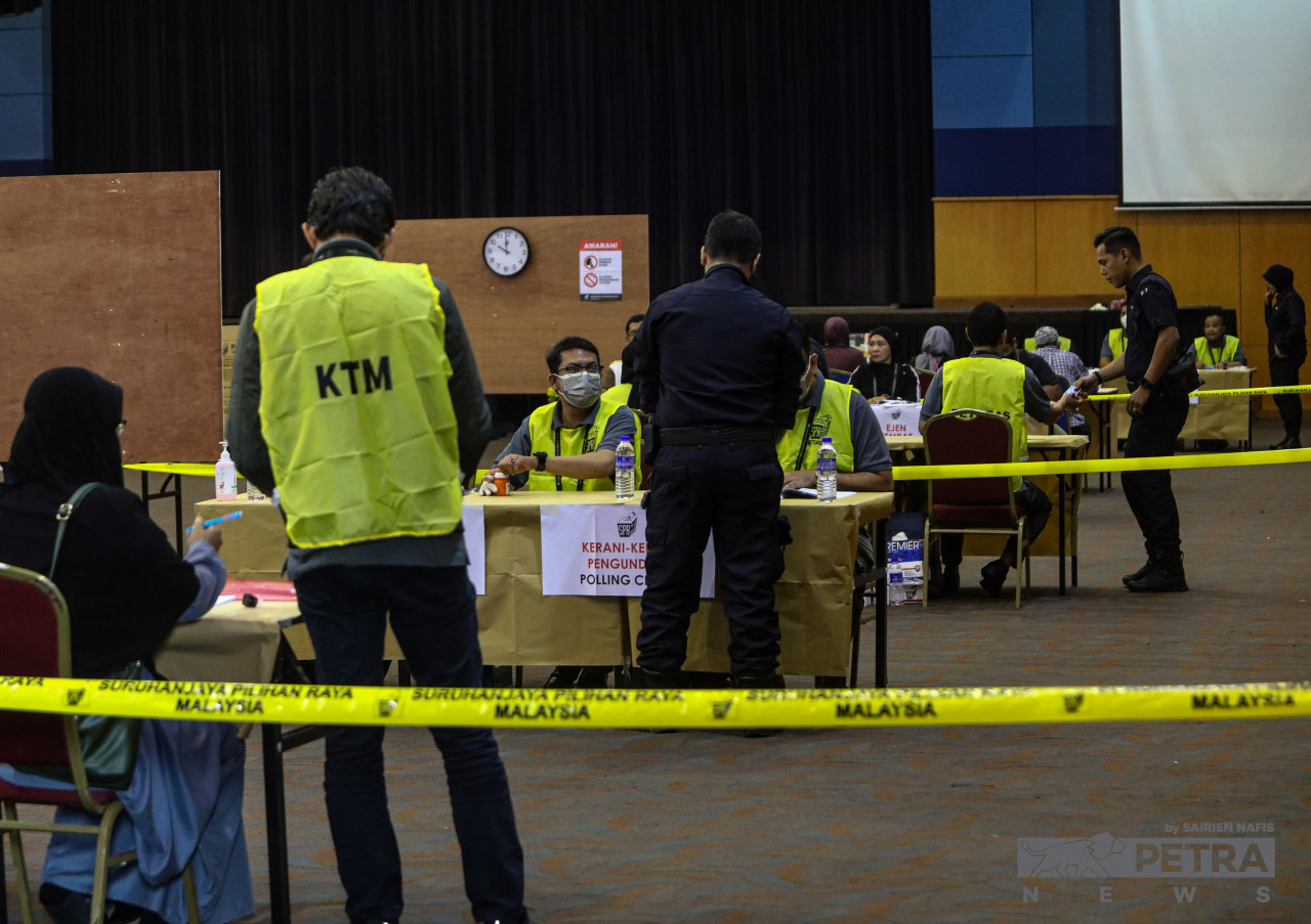 Polling officers are on ground to monitor the process of early voting today at the Selangor Contingent Police Headquarters, ensuring all ballots are cast correctly and according to the terms and conditions. Candidates will vie for 222 parliamentary seats and 117 state seats in Pahang, Perlis, and Perak, as well as for the Bugaya state seat in Sabah. –  SAIRIEN NAFIS/The Vibes pic, November 15, 2022