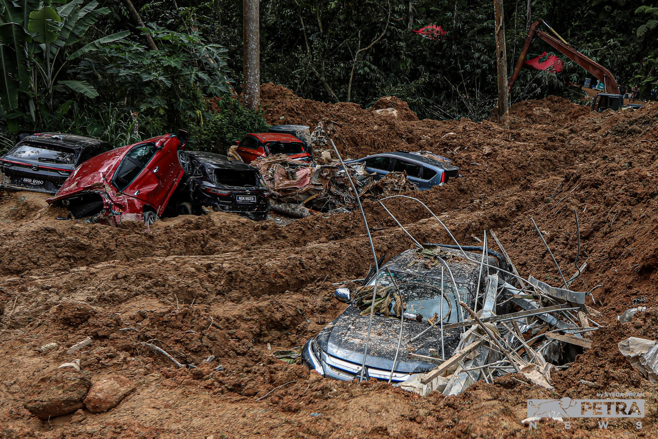 Cars buried in the earth at the site of the landslide. – SYEDA IMRAN/The Vibes pic, December 19, 2022