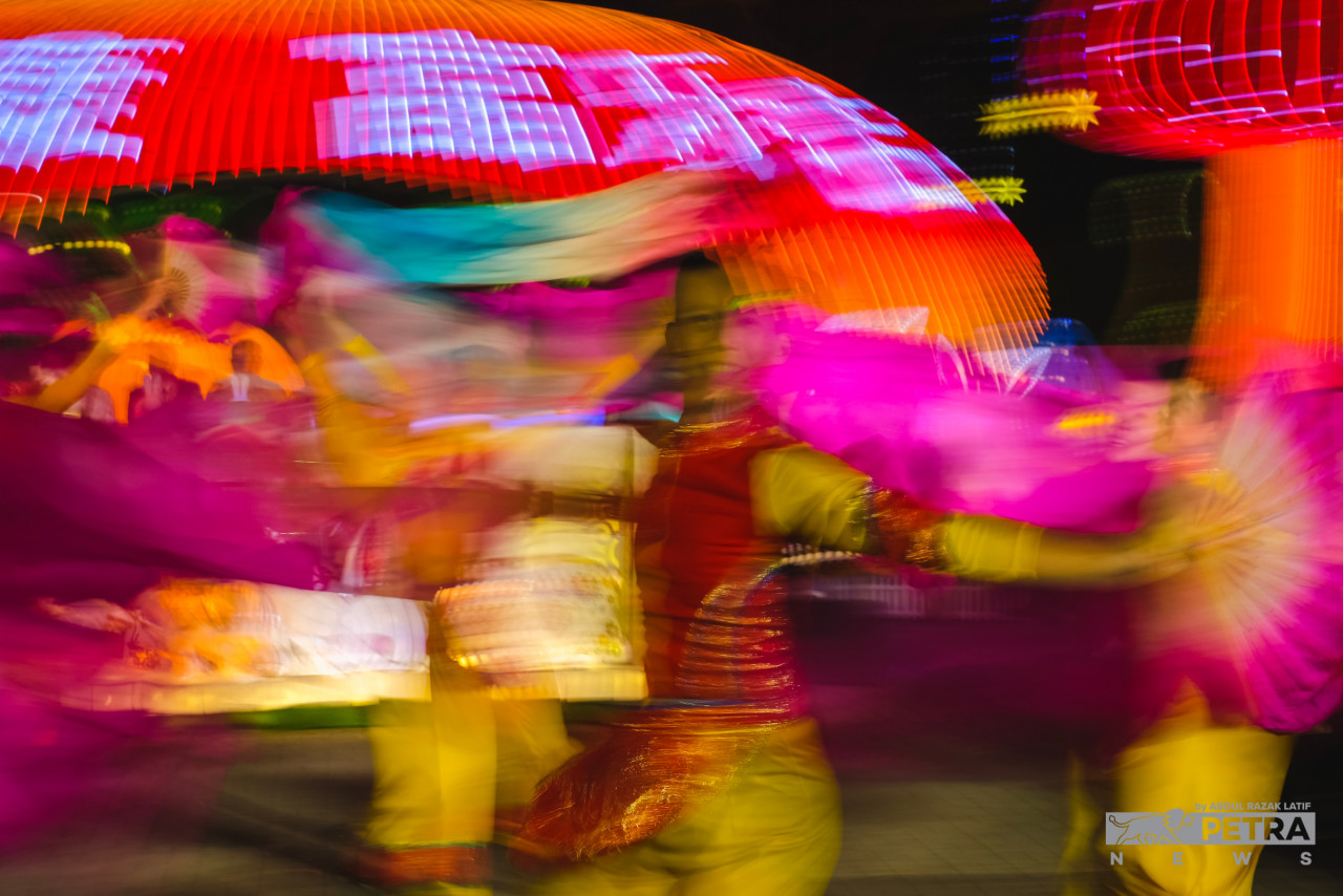 Come nighttime, dancers revel in energetic performances amidst bright and colourful lights at the FGS Dong Zen Temple. – ABDUL RAZAK LATIF/The Vibes pic, January 21, 2023