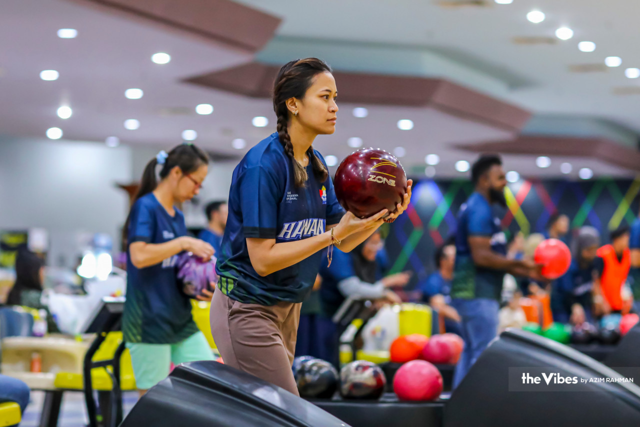 The Vibes’ sportswriter Julie Jalaluddin winds up for a bowl during a bowling competition held for Hawana 2023 at AEON Kinta City in Ipoh. – AZIM RAHMAN/The Vibes pic, May 30, 2023