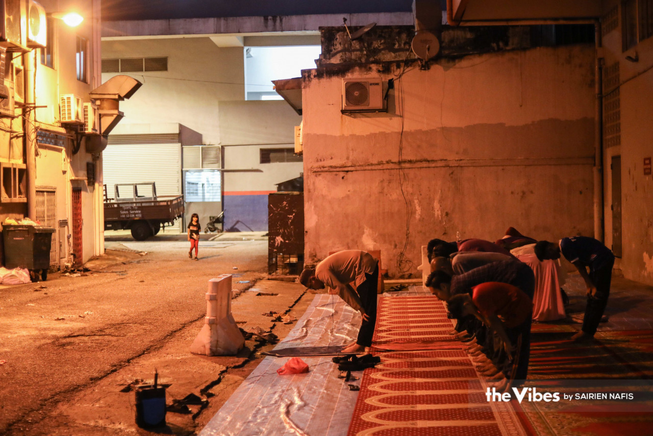 Unhoused persons performing tarawih prayers on the first night of the holy month of Ramadan on the backstreets of Kuala Lumpur. The prayers were organised by Pertubuhan Jejak Jalanan. – SAIRIEN NAFIS/The Vibes pic, March 23, 2023