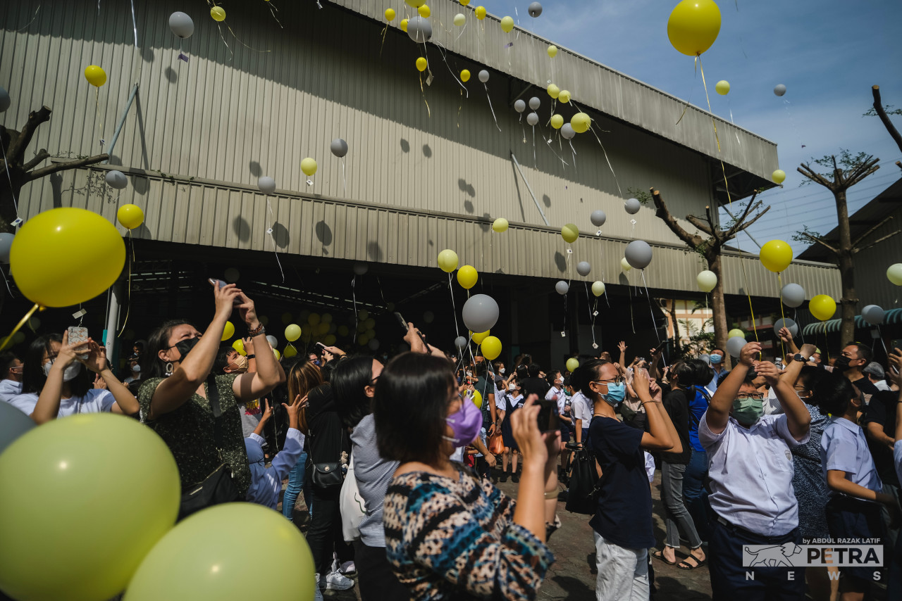 Mourners release balloons to symbolise the final release of those who died in the landslide. – ABDUL RAZAK LATIF/The Vibes pic, December 31, 2022