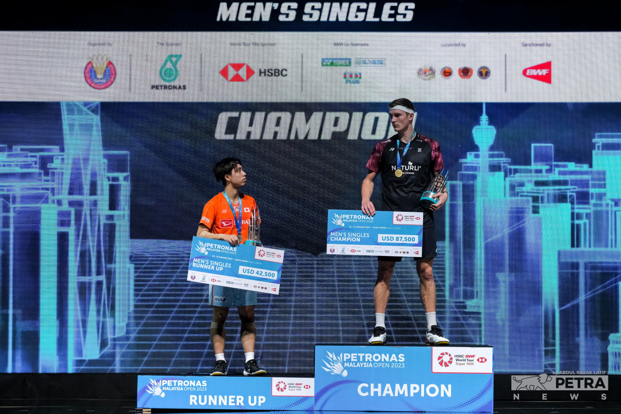 Denmark’s men’s singles shuttler Viktor Axelsen (right) defends his Malaysia Open title and Japan’s men’s singles player Kodai Naraoka was the runner-up. – ABDUL RAZAK LATIF/The Vibes pic, January 18, 2023