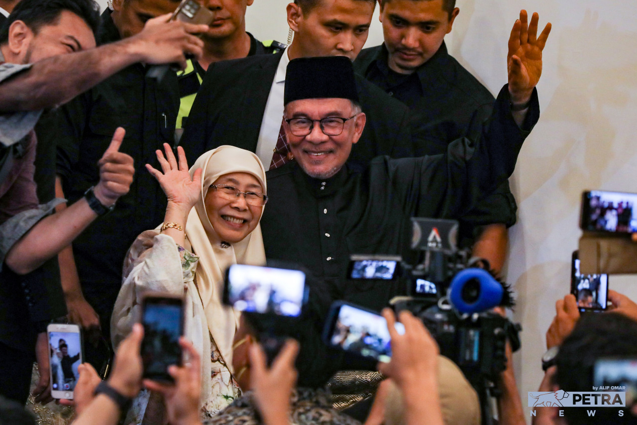 Datuk Seri Anwar Ibrahim (wearing black songkok) and his wife Datuk Seri Dr Wan Azizah Wan Ismail wave to supporters after the new prime minister’s first press conference in the post at Sg Long Golf and Country Club in Kajang, Selangor on Thursday. Anwar’s choices for the expected two deputy prime minister posts are set to invite scrutiny. – ALIF OMAR/The Vibes pic, November 26, 2022