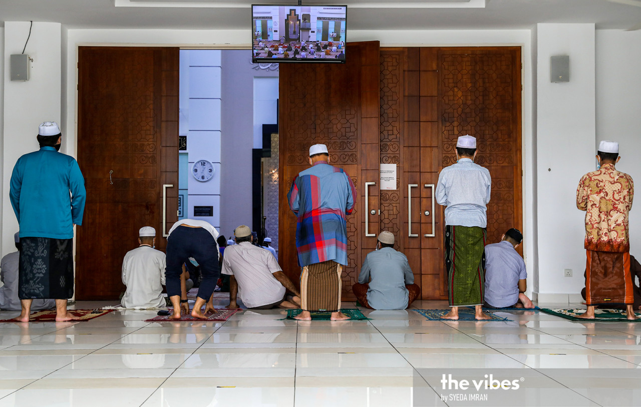 Mosques and surau will be allowed to take in congregants who are fully vaccinated against Covid-19 from Tuesday. – The Vibes file pic, August 8, 2021