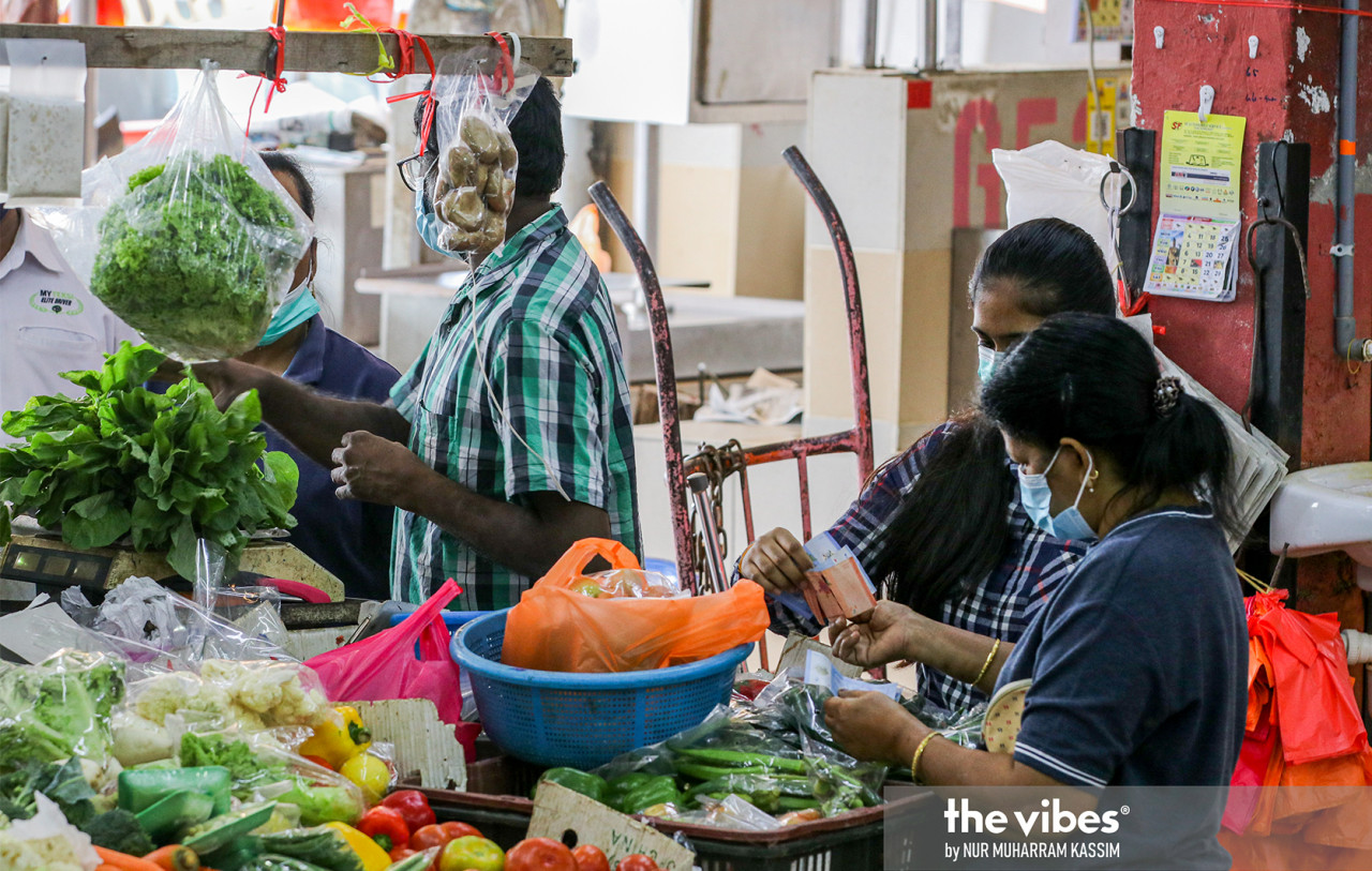 The Consumers’ Association of Penang wants the Domestic Trade and Cost of Living Ministry’s enforcement division to investigate the increases in the prices of vegetables and use the Price Control and Anti-Profiteering Act 2010 against errant traders. – NUR MUHARRAM KASSIM/File pic, February 2, 2023