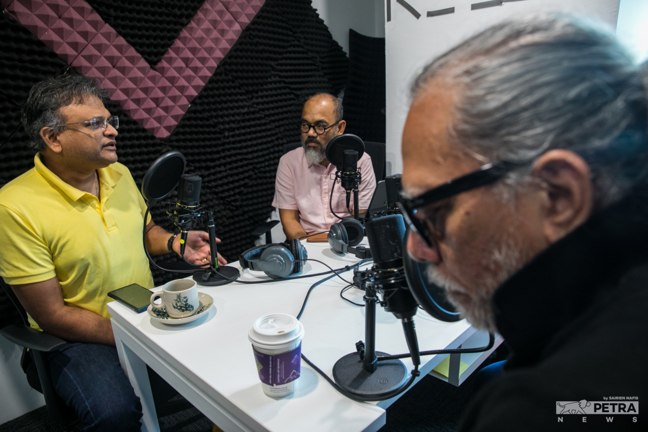 This episode discusses the ongoing graft probe into a judge, as well as the highly anticipated debate between Datuk Seri Anwar Ibrahim and Datuk Seri Najib Razak. – SAIRIEN NAFIS/The Vibes pic, May 14, 2022