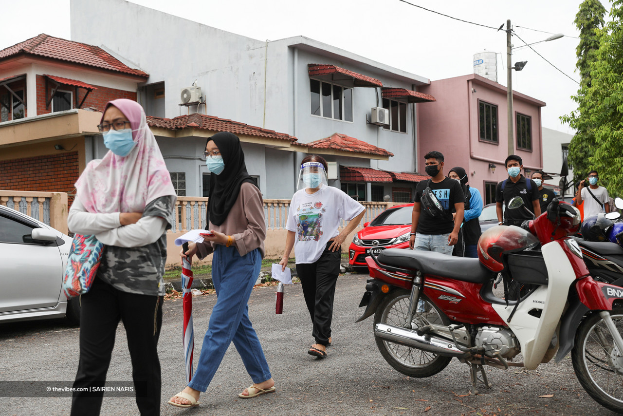 Infected individuals wait in line, in a long queue stretching up to 1km. – SAIRIEN NAFIS/The Vibes pic, July 13, 2021
