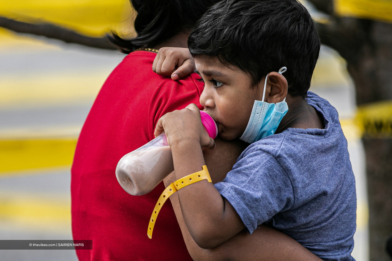 A mother and child wait in line. – SAIRIEN NAFIS/The Vibes pic, July 13, 2021