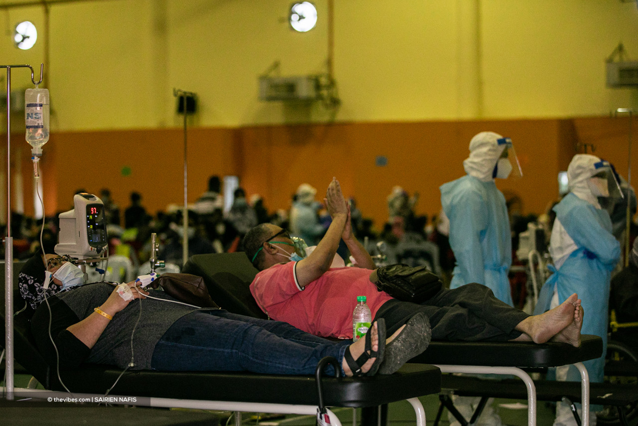 People waiting in beds to be assessed by frontliners. – SAIRIEN NAFIS/The Vibes pic, July 13, 2021