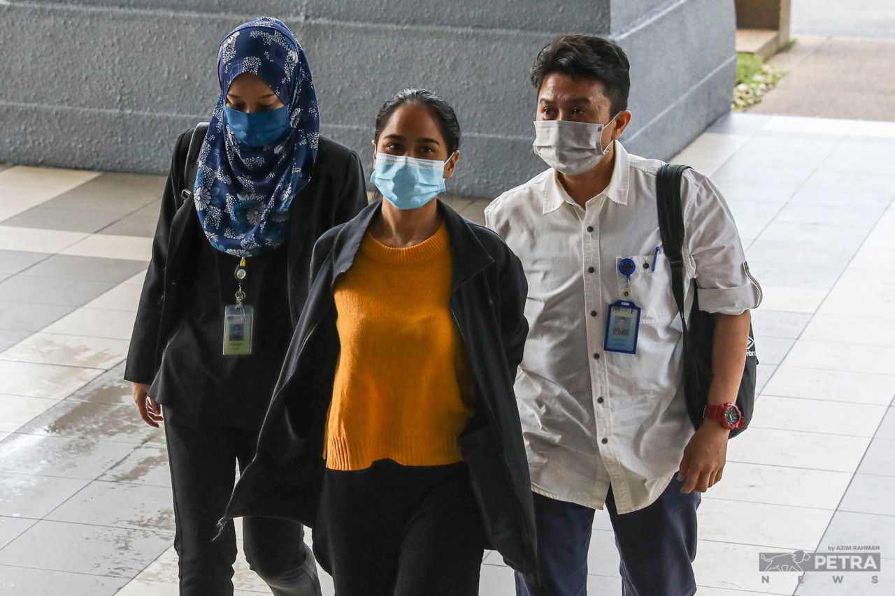 Siti Nuramira Abdullah (centre) is charged with inciting religious disharmony when she had claimed to be a Muslim and to have memorised 15 chapters (juzuk) of the Quran before stripping off her headscarf and baju kurung at the Crackhouse Comedy Club on June 4. – AZIM RAHMAN/The Vibes pic, July 14, 2022