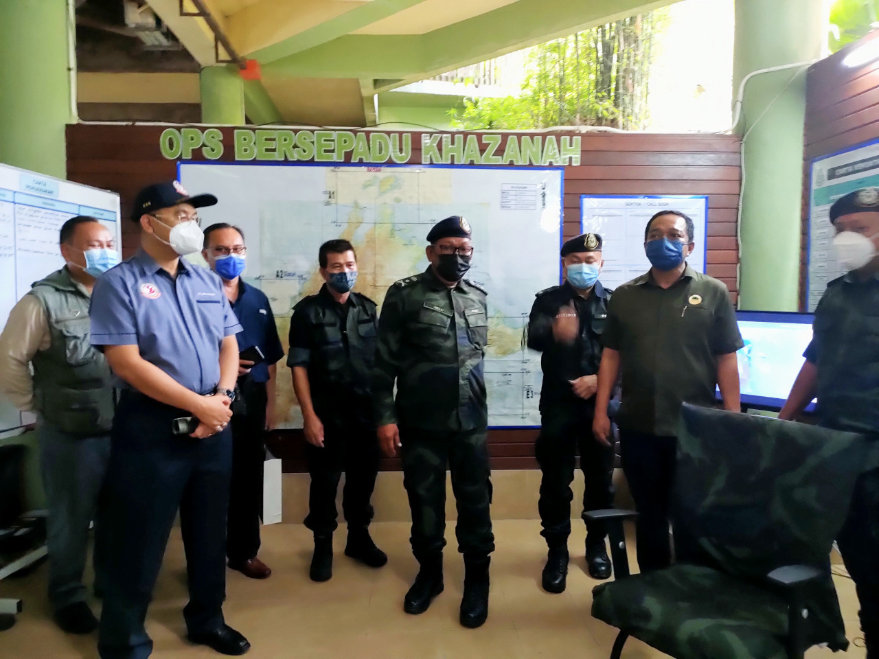 Sabah General Operations Force commander Mohd Abdul Ismail (centre) visiting the Ops Khazanah operation centre in Sepilok today. – REBECCA CHONG/The Vibes pic, August 13, 2021