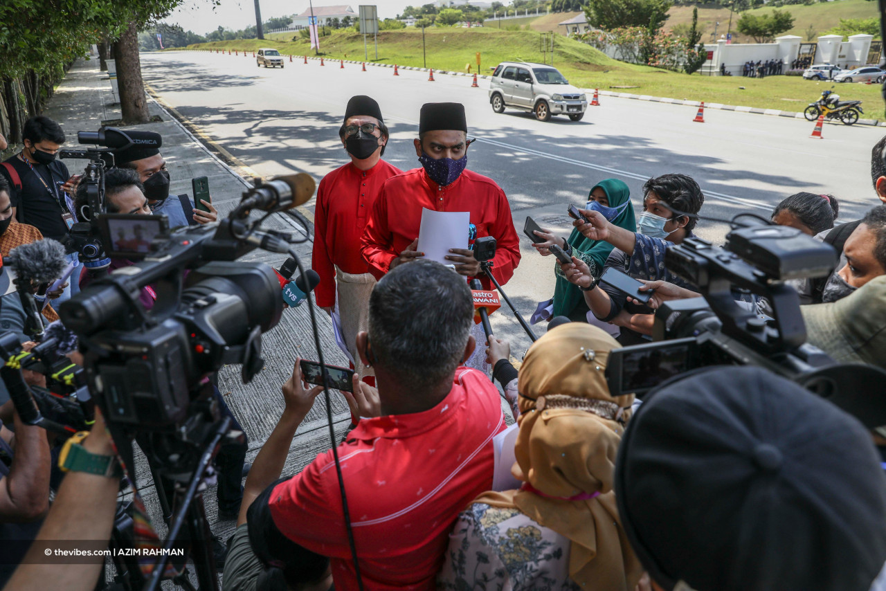 Two representatives of Pertubuhan Sahabat Ulul Amri Malaysia at palace to hand over a memorandum to request a royal pardon on behalf of ex-prime minister Datuk Seri Najib Razak. – AZIM RAHMAN/The Vibes pic, August 13, 2021