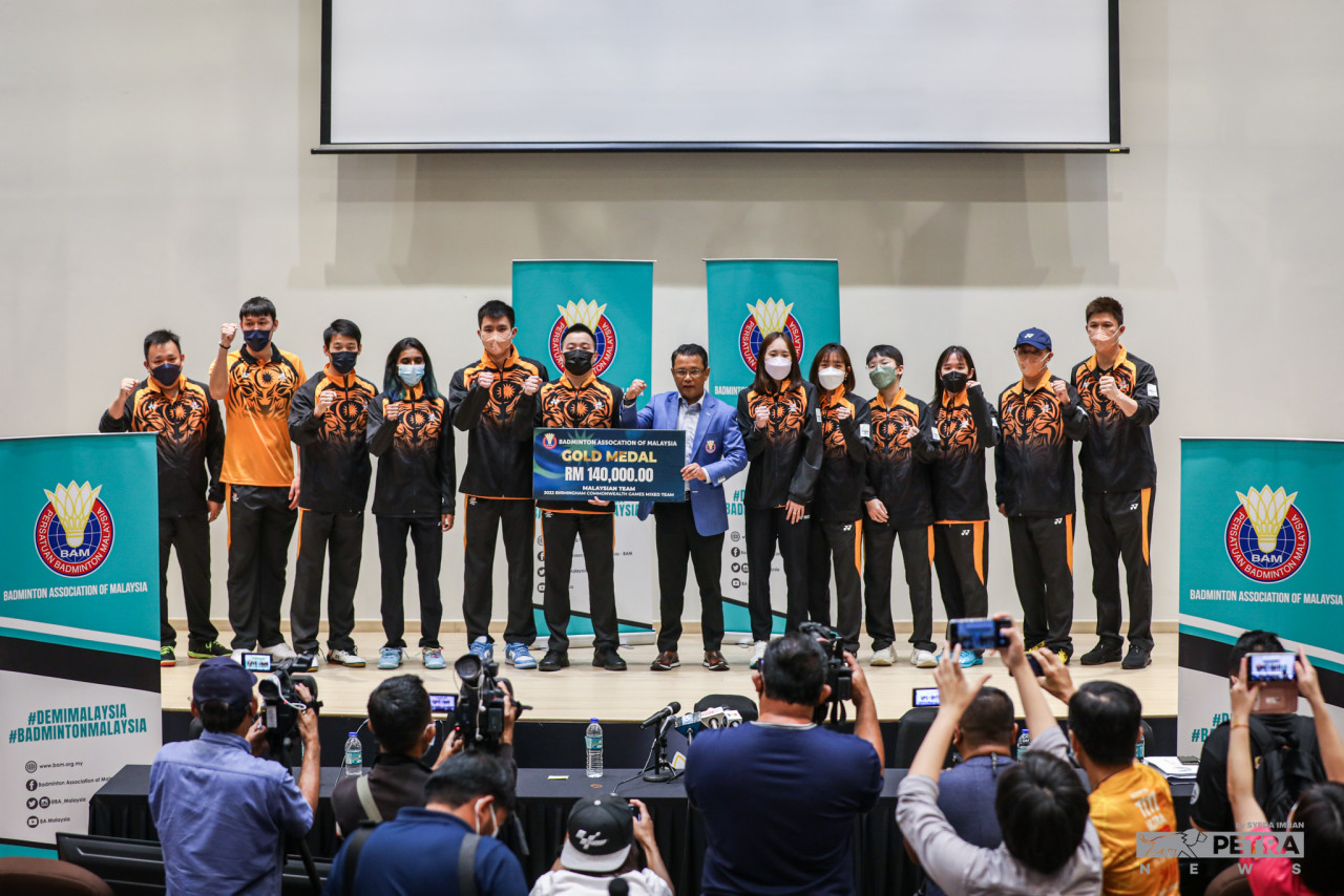 Badminton Association of Malaysia president Tan Sri Mohamad Norza Zakaria poses for a photo with national badminton players awarded for their successes in the recent 2021 Hanoi SEA Games and 2022 Birmingham Commonwealth Games. – SYEDA IMRAN/The Vibes pic, August 13, 2022