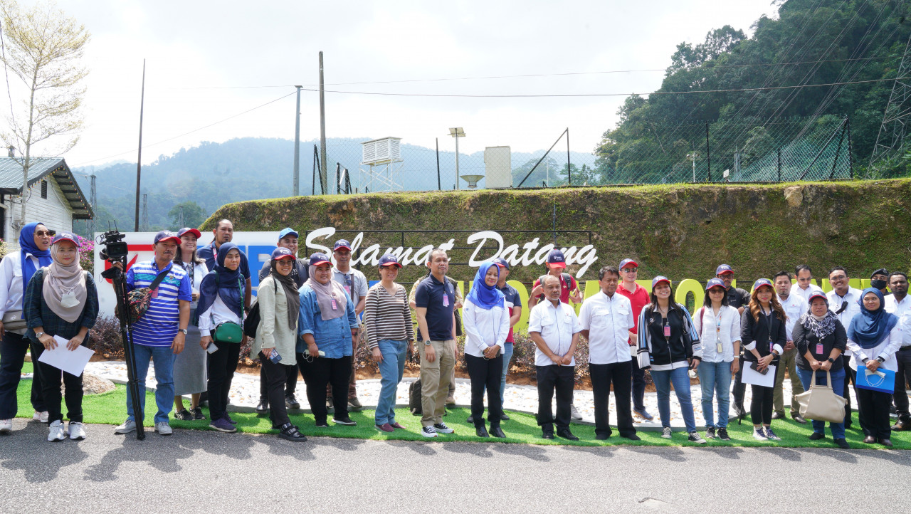 TNB Genco COO Datuk Roslan Abd Rahman (seventh from right) and Cameron Highlands Power Stations general manager Sa’aidan Abu Hassan (sixth from right) on a recent media tour of the hydro dams in Cameron Highlands. – Pic courtesy of TNB Genco, August 14, 2022