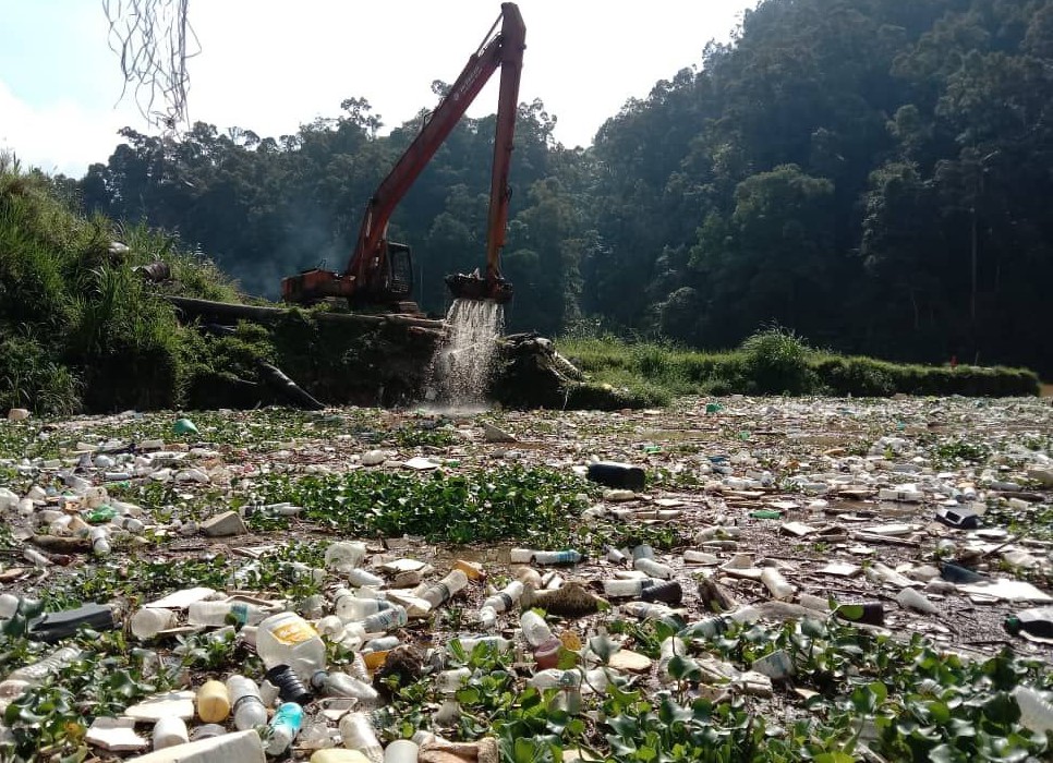 TNB Genco COO Datuk Roslan Abd Rahman explains that the Cameron Highlands dams used to contain water at 100%, but it is now only at 50% due to heavy sedimentation. – Pic courtesy of TNB Genco, August 14, 2022