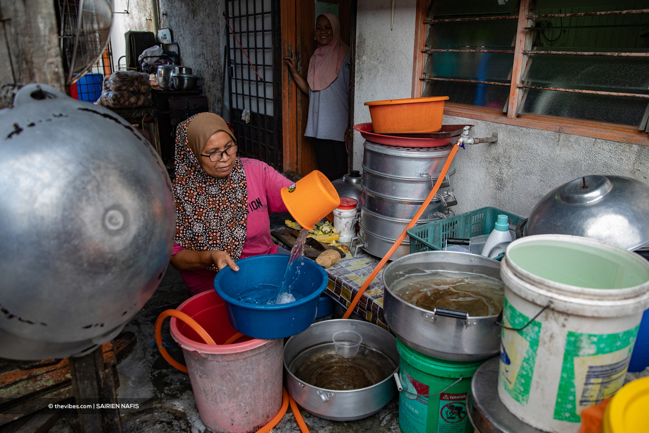 A direct grant of RM1,500 per household in the B40 and M40 groups for three to six month will benefit 5.8 million households and 23 million people, and only cost around RM8.7 billion per month. – The Vibes file pic, October 25, 2021