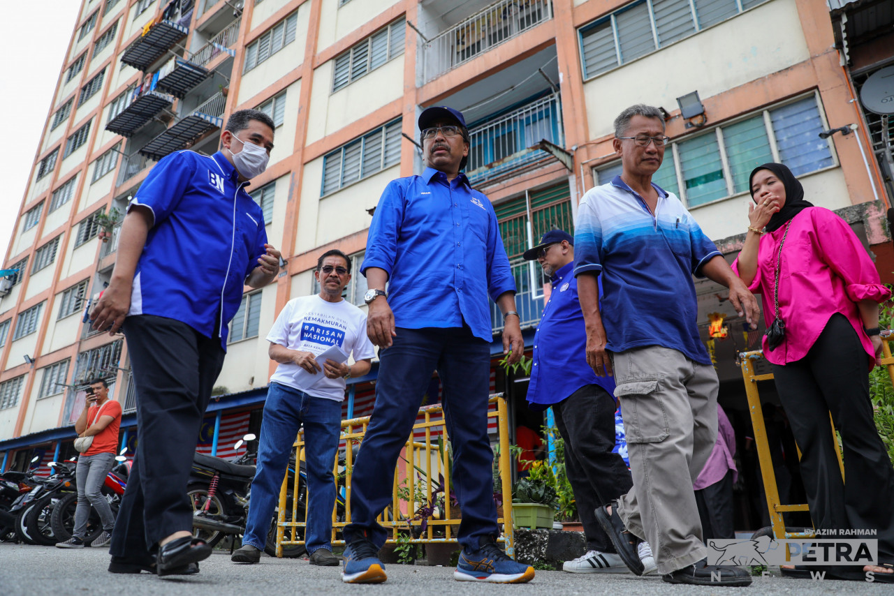Barisan Nasional candidate Datuk Seri Johari Abdul Ghani surveys the Sri Terengganu flat to understand the issues and challenges faced by Titiwangsa constituents. – AZIM RAHMAN/The Vibes pic, November 13, 2022
