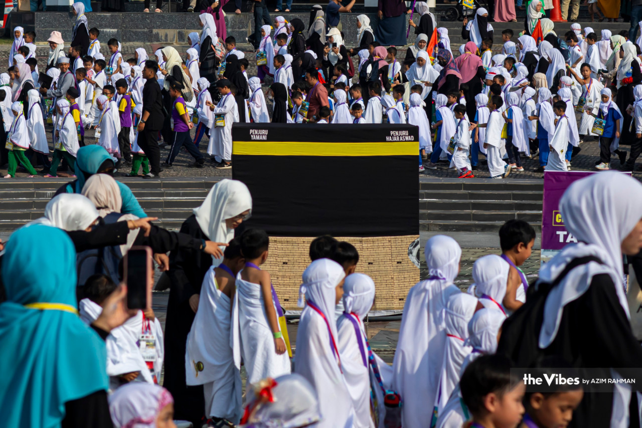 Children learn about circling the Kaaba as part of the simulation programme. – AZIM RAHMAN/The Vibes pic, June 24, 2023