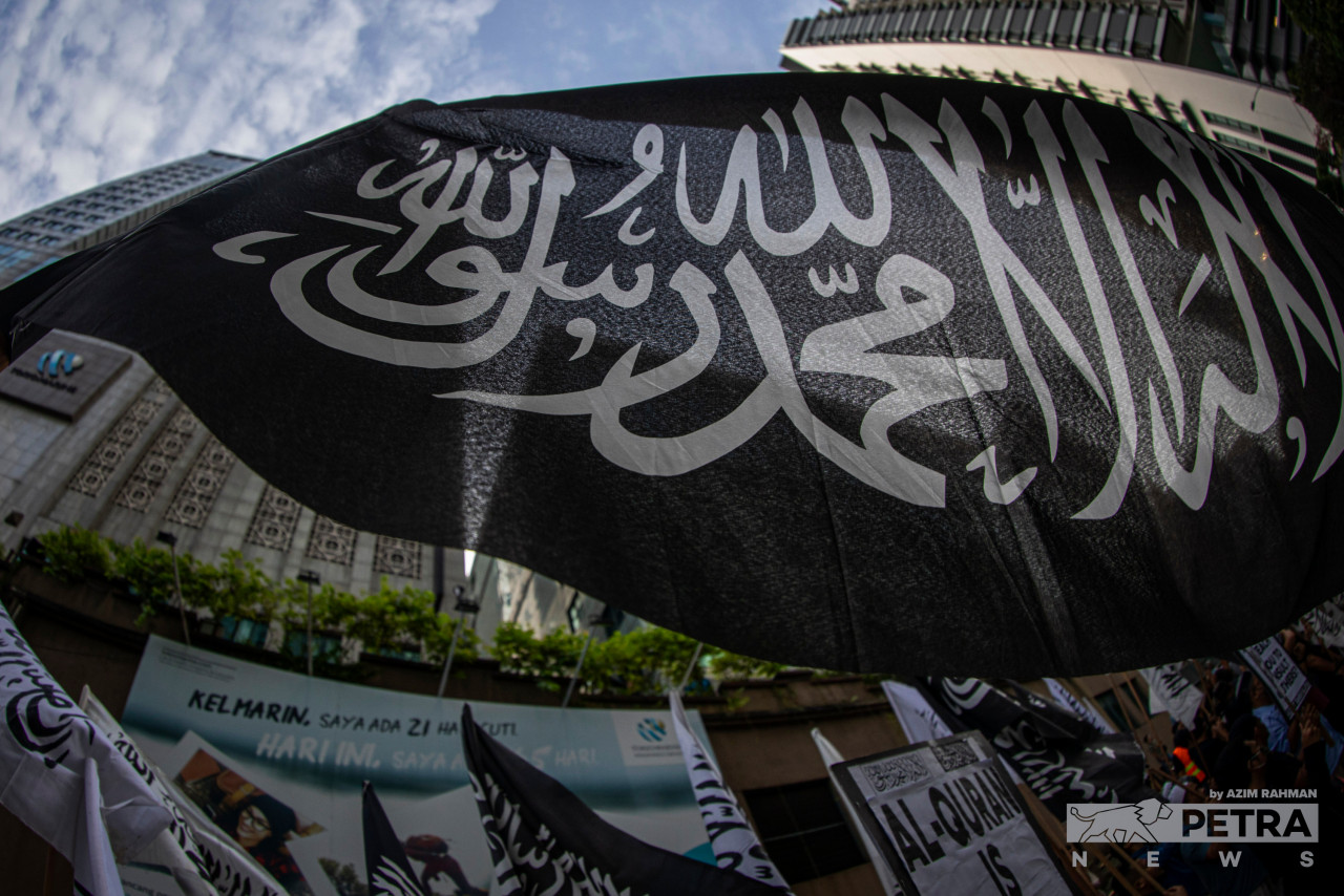 A flag seen at Friday’s protests. Flags, banners, and placards were common props at the rallies. – AZIM RAHMAN/The Vibes pic, January 29, 2023