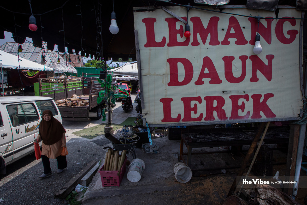 Customers visit the Lemang Daun Lerek Greenwood stall in Gombak as Aidilfitri draws closer. – AZIM RAHMAN/The Vibes pic, April 17, 2023