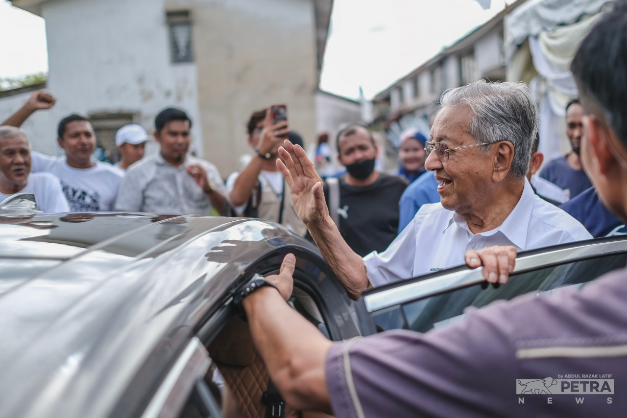 Pejuang chairman Tun Dr Mahathir Mohamad waves to supporters while attending the Rapat Rakyat Programme in Taman Bersatu, Kuala Kedah. – ABDUL RAZAK LATIF/The Vibes pic, November 13, 2022