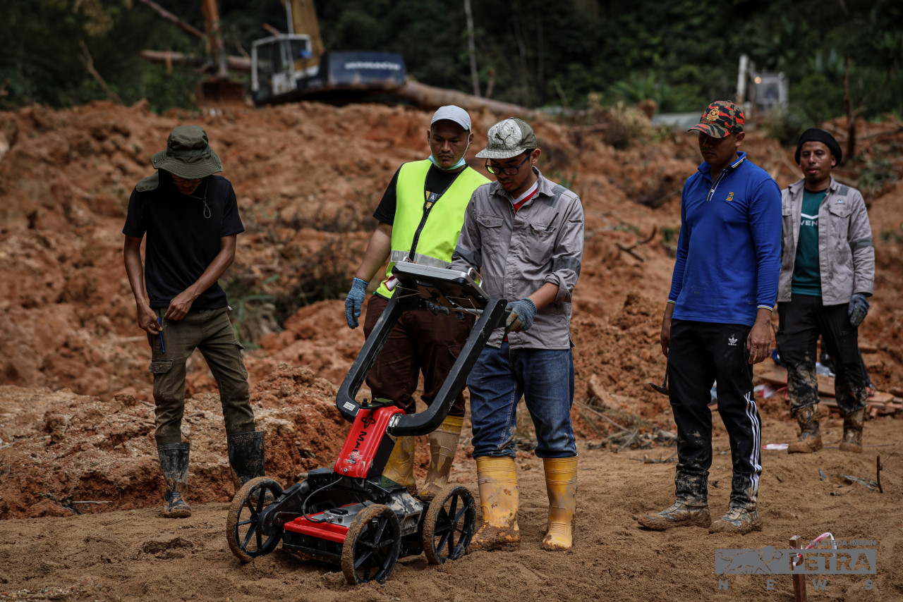 Rescuers operating a ground-penetrating radar device. – SYEDA IMRAN/The Vibes pic, December 19, 2022