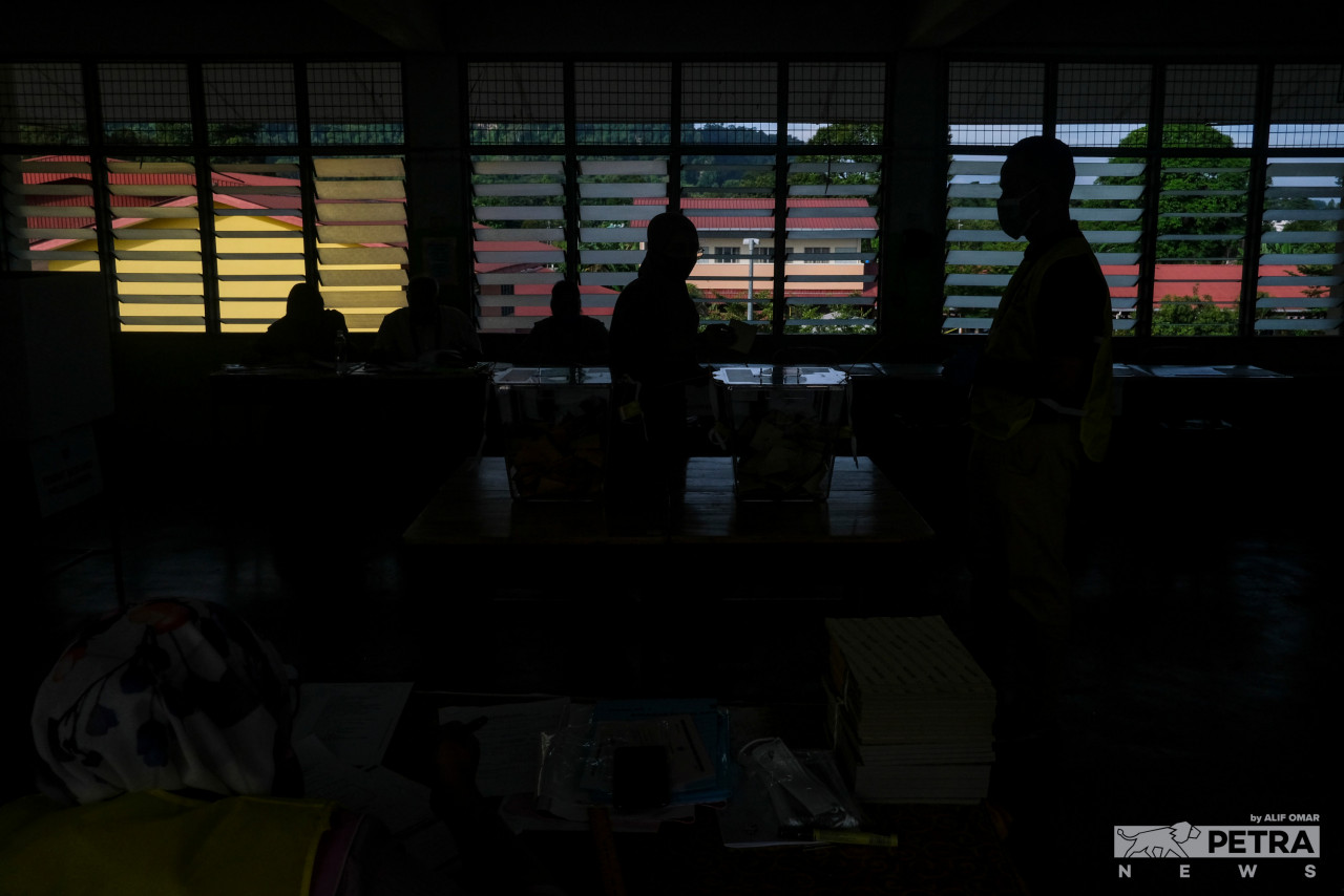 A voter and election officials in a voting room in SK Tambun on Saturday. – ALIF OMAR/The Vibes pic, November 21, 2022