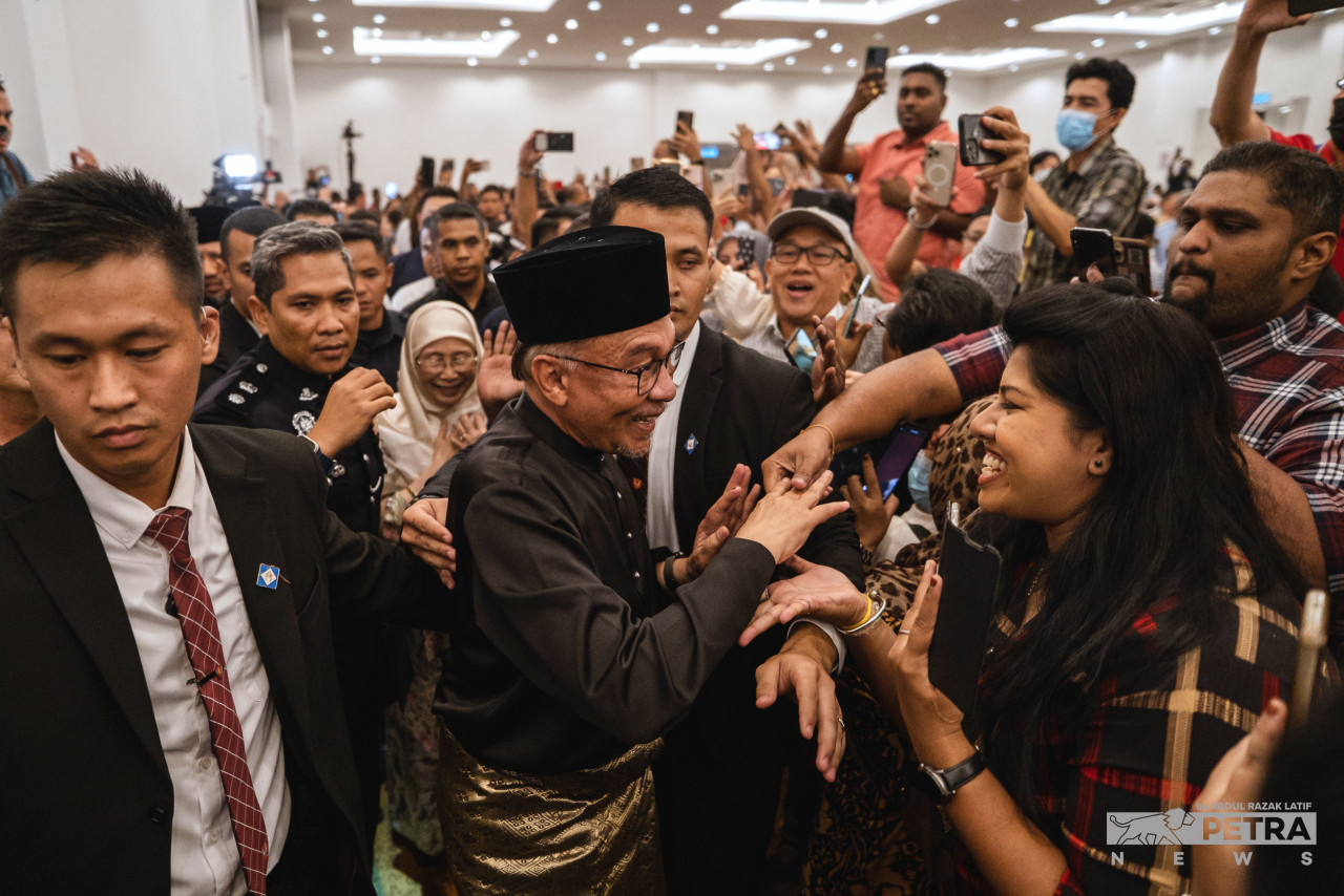 Prime Minister Datuk Seri Anwar Ibrahim (wearing black songkok) greets supporters after concluding his first press conference in the post at Sg Long Golf and Country Club in Kajang, Selangor on Thursday. Anwar’s unity government now has a two thirds majority in Parliament after several coalitions and independents decided to back his administration. – ABDUL RAZAK LATIF/The Vibes pic, November 26, 2022