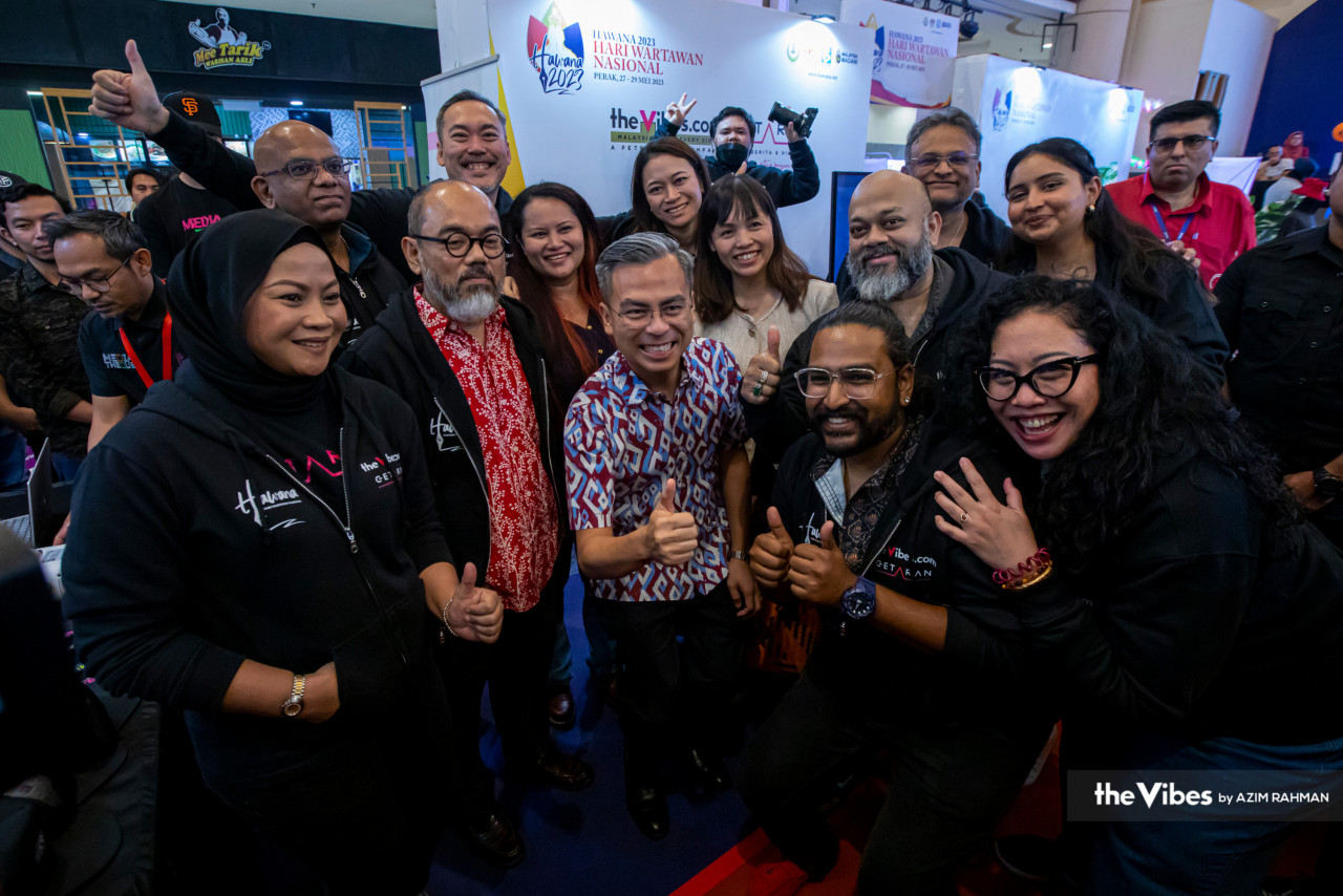 Fahmi Fadzil (centre) takes a photo with The Vibes and Getaran staff, together with his deputy Teo Nie Ching (second row, second right). – AZIM RAHMAN/The Vibes pic, May 30, 2023