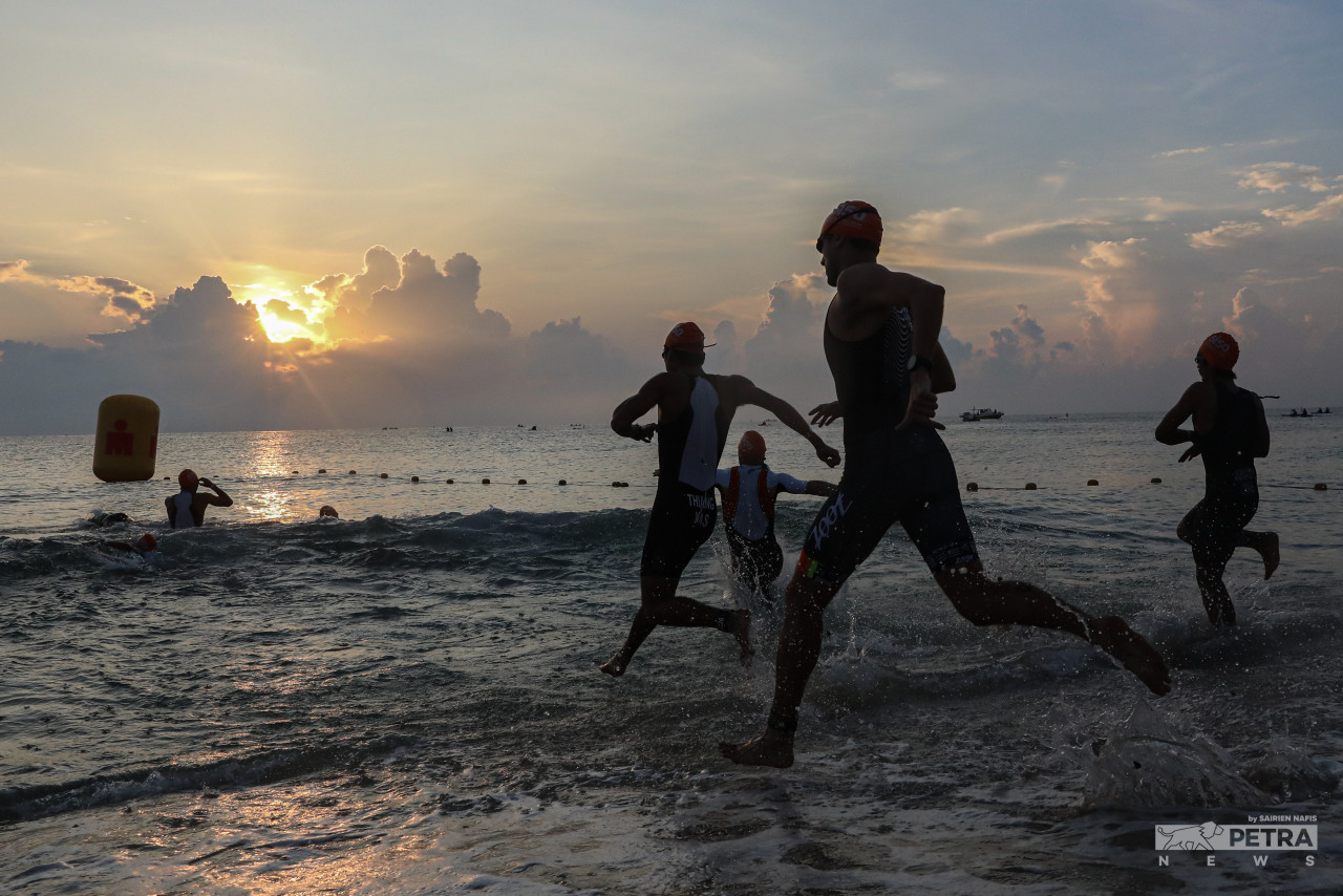 The inaugural Ironman 70.3 Desaru Coast sees participants swim 1.9km, cycle 90km, and run for 21.1km as they started at the crack of dawn at the coast. – SAIRIEN NAFIS/The Vibes pic, January 8, 2023