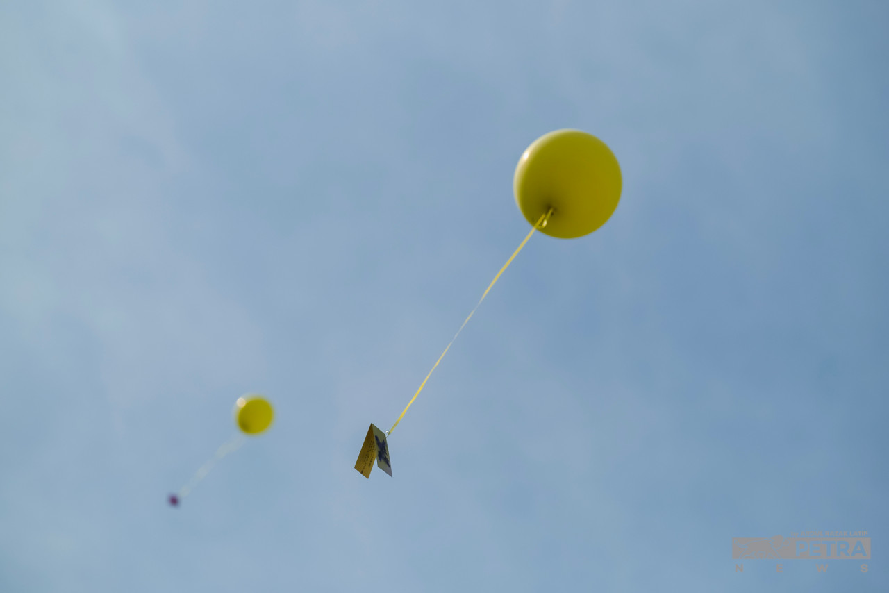 A balloon, carried by the wind with a tribute to a landslide victim. – ABDUL RAZAK LATIF/The Vibes pic, December 31, 2022