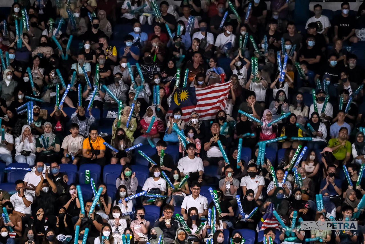 Malaysian badminton fans show up at the Axiata Arena, Bukit Jalil to cheer on their favourite players at the 2023 Malaysia Open semifinal. – ABDUL RAZAK LATIF/The Vibes pic, January 18, 2023